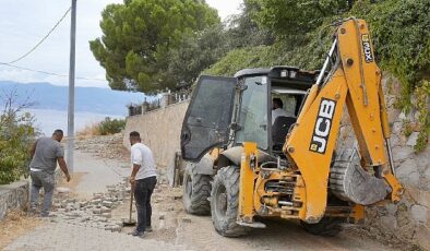 Burhaniye’de yol yapım, bakım ve onarım çalışmalarında yoğun mesai