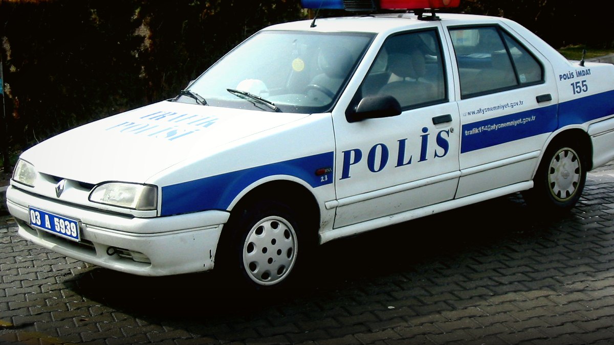 Kırşehir’de otomobilde 750 paket kaçak sigara ve 120 ürün yakalandı